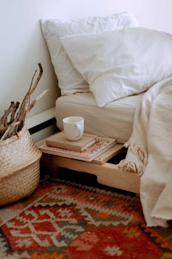 Decoración de habitación boho con alfombra marroquí y cesta