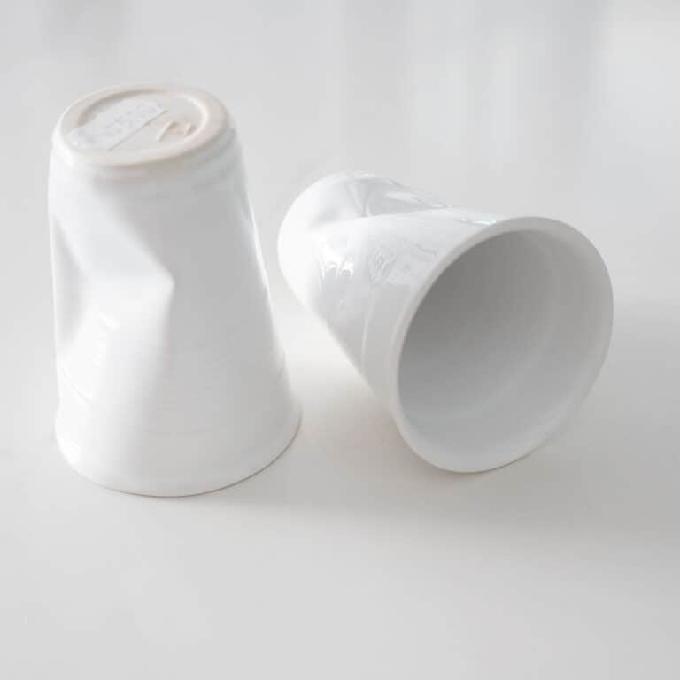 Vasos de cerámica con forma de vasos de plástico.
